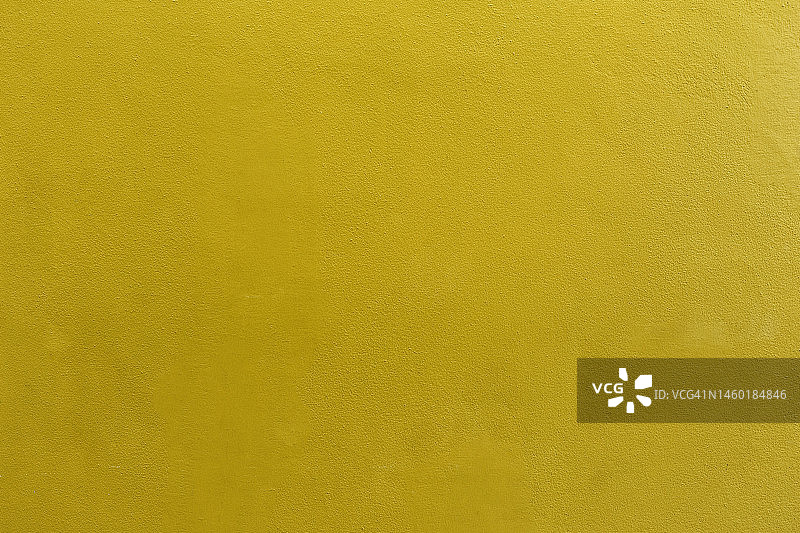 黄色与旧的垃圾墙混凝土纹理作为背景。图片素材
