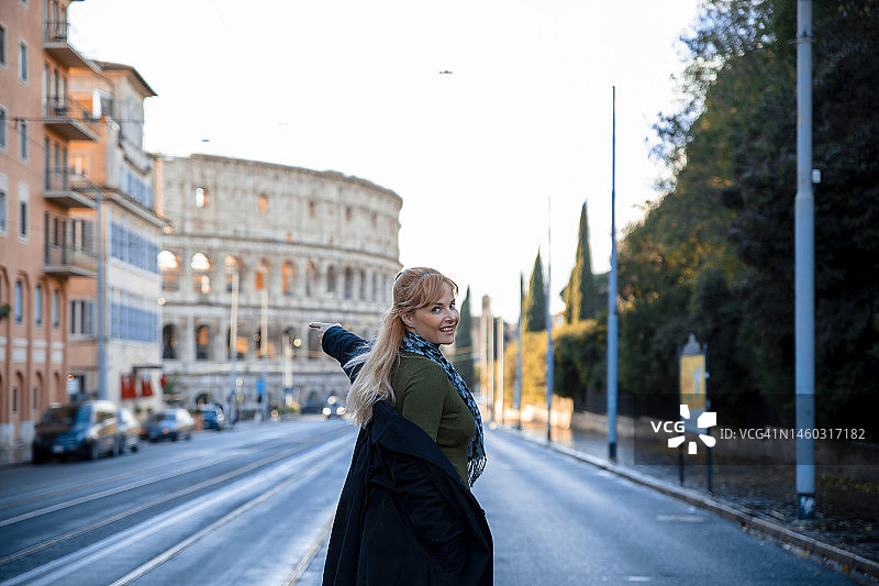 一名女子走在意大利罗马的街道上图片素材