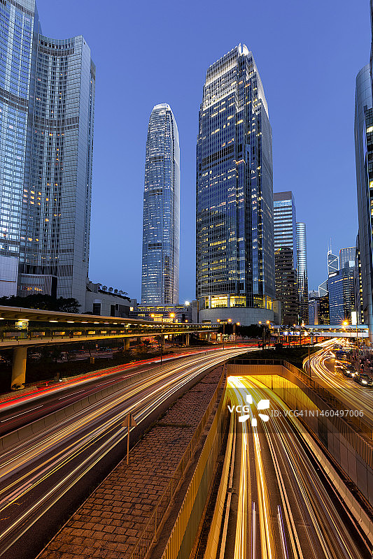 动感城市:香港中环繁忙交通的轻径图片素材