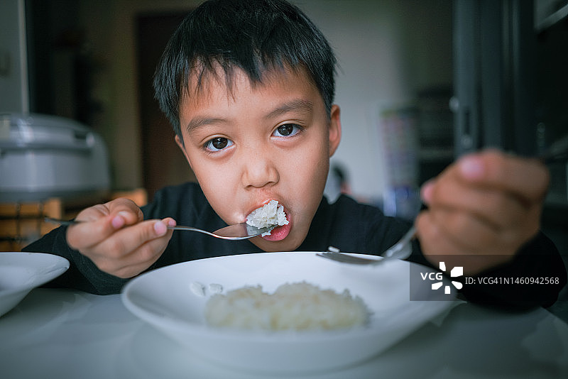 男孩吃米饭图片素材