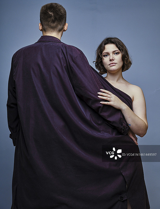情侣们穿着紫色外套摆造型图片素材