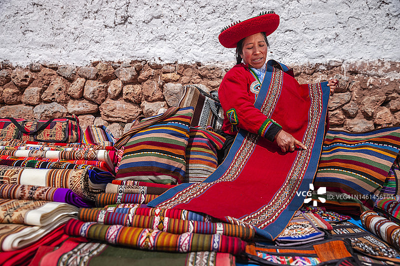 秘鲁圣谷，印加遗址，秘鲁妇女出售纪念品图片素材