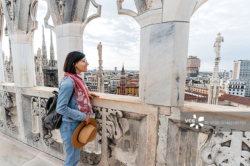 年轻的女游客在米兰大教堂欣赏风景图片素材