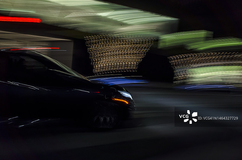 黑色汽车在夜间运动模糊图片素材