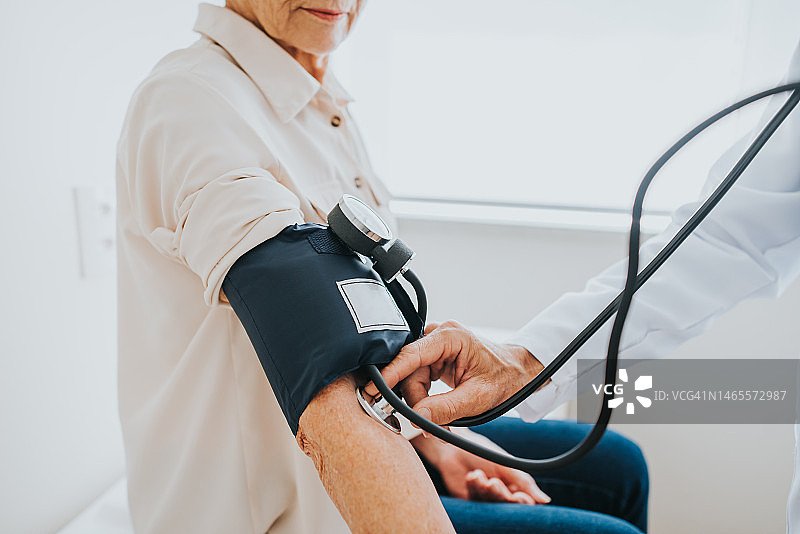 老年病人测量手臂血压图片素材