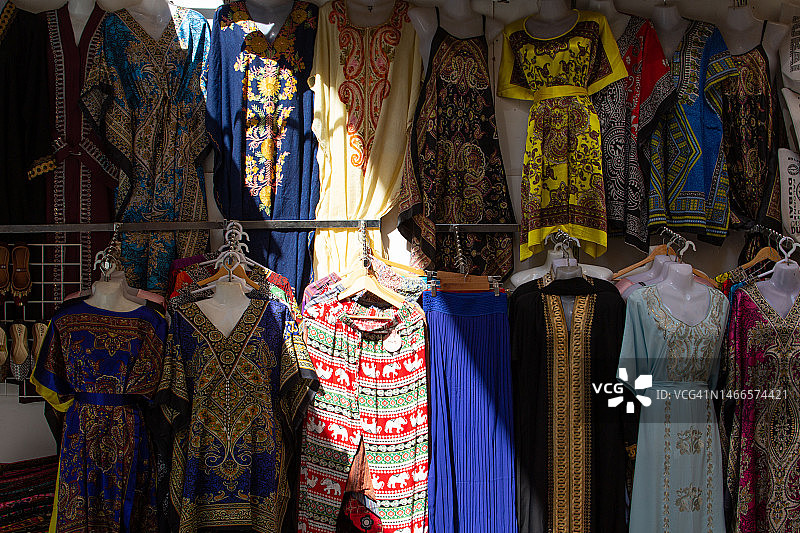 传统的阿拉伯服装在纺织市场在老迪拜图片素材