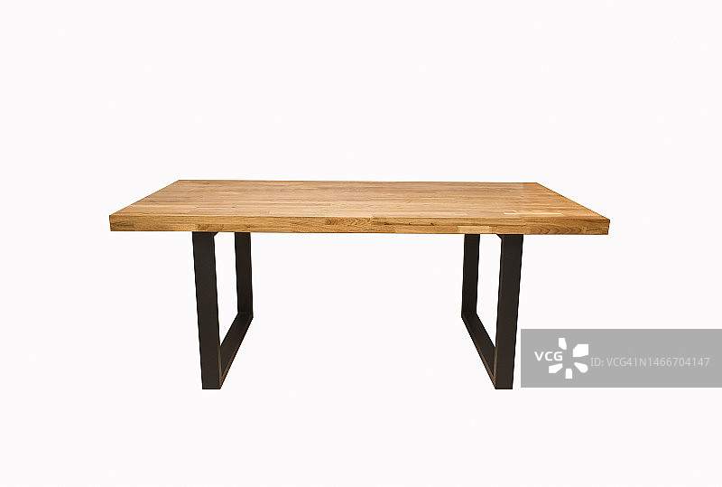 木制漆桌，黑色金属腿，白色背景图片素材