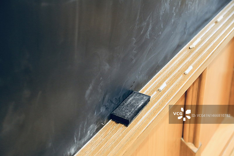 教室用粉笔和橡皮擦黑板图片素材