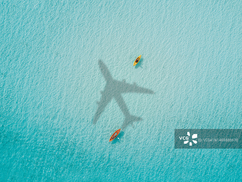 飞机飞过海面图片素材