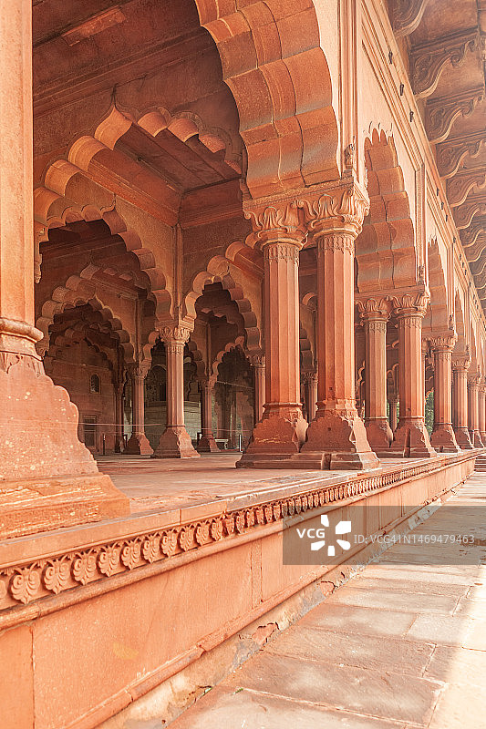 德里红堡内的Diwan-i-Am或观众大厅的拱门和圆柱。图片素材