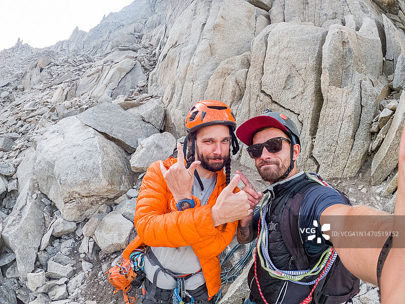 两个朋友在攀岩时自拍图片素材