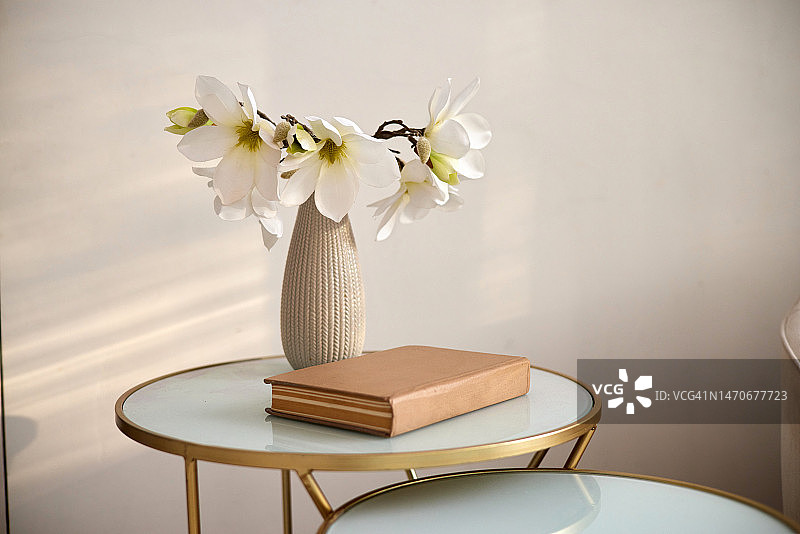 书和花瓶，桌上有花图片素材