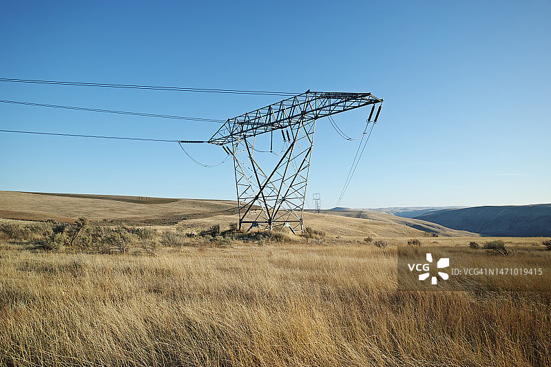 电气塔在遥远的高乡村景观图片素材