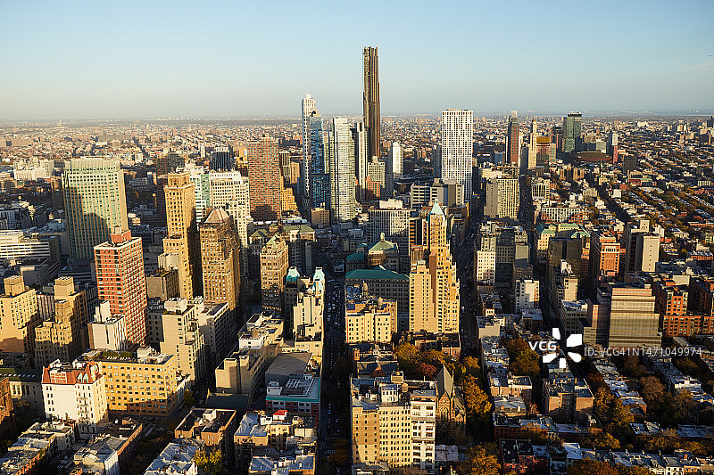 飞越布鲁克林市区的鸟瞰图，向东看布鲁克林塔和周围的摩天大楼图片素材
