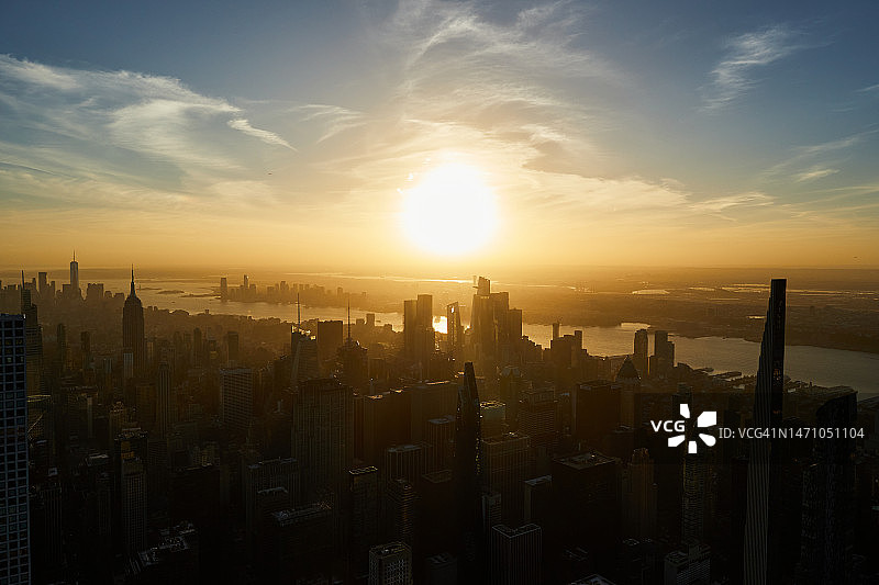 日落时的航拍照片，向西看曼哈顿中城和市中心的摩天大楼图片素材