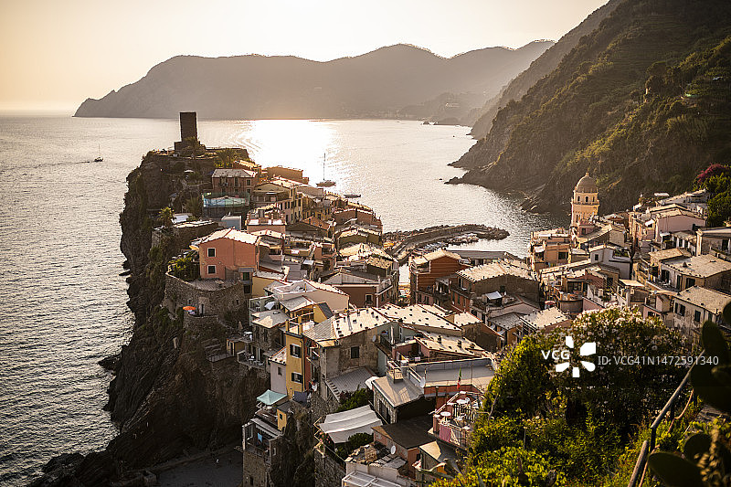 五渔村色彩斑斓的Vernazza村的日落图片素材