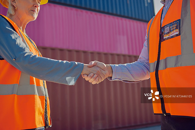 商务人员，在集装箱堆场为合作伙伴，交易或运输协议握手和物流。工程师团队在工厂的工业运输、供应链或b2b会议上握手图片素材