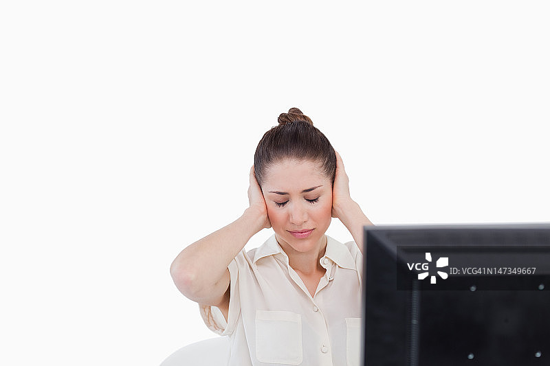 女商人在使用电脑时头痛图片素材