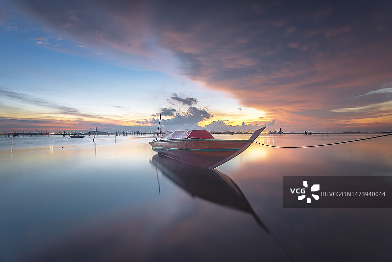 印度尼西亚巴淡民丹岛迷人的日落时刻图片素材