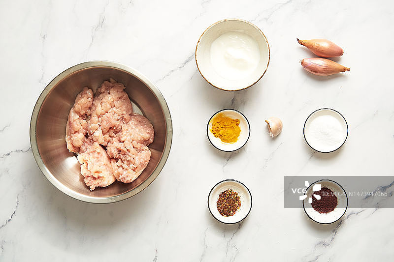 奇琴波斯库比德烤肉串配料顶部视图鸡肉和酸奶图片素材