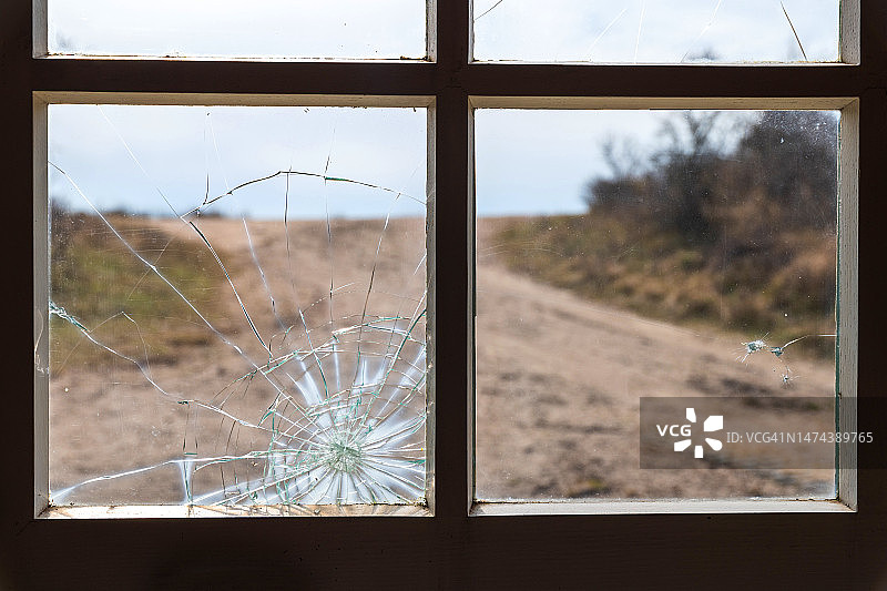 家里窗户的玻璃碎了图片素材