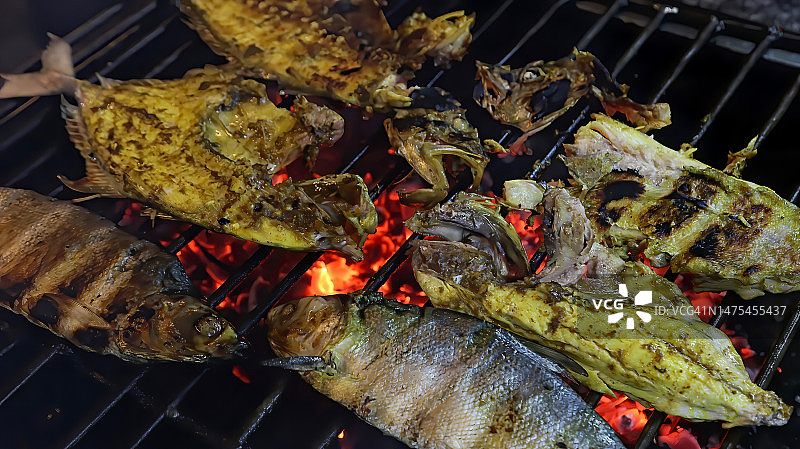 烤架上的烤鲭鱼图片素材