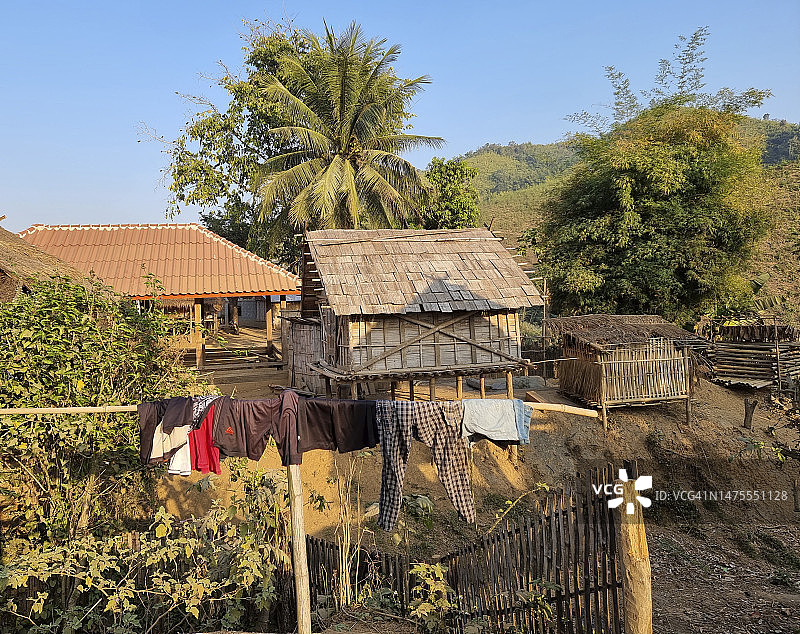 老挝班柏西斯Khamu村的生活方式。图片素材