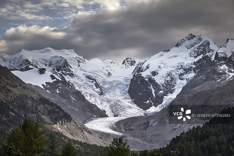 瑞士阿尔卑斯山与意大利接壤，格劳宾登，恩加丁山谷，伯尼纳山口的高山景观图片素材