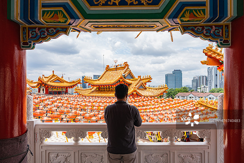 一名游客在吉隆坡参观天后庙。图片素材