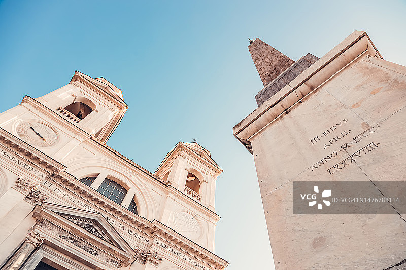 低角度看著名的圣三一天主教堂和萨卢斯提亚诺方尖碑对着蓝天图片素材