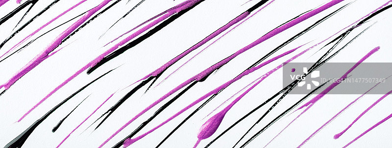 细紫色和黑色的线条和飞溅画在白色的背景。抽象艺术背景与淡紫色笔触。图片素材