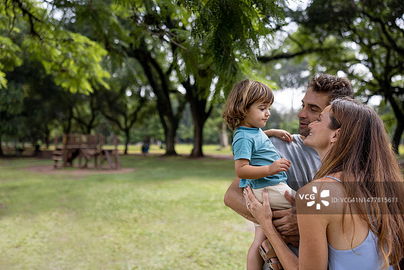 慈爱的父母和他们的儿子在公园玩得很开心图片素材