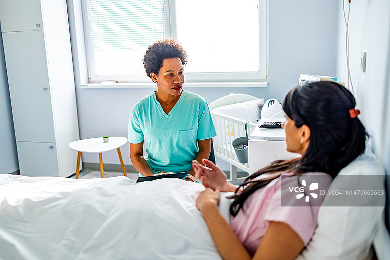 女护理人员与正在康复的女病人交谈图片素材