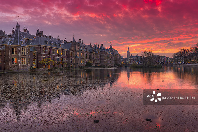 荷兰议会大厦(Binnenhof)，左边的“Het Torentje”(小塔)反映在Hofvijver(法院池塘)图片素材