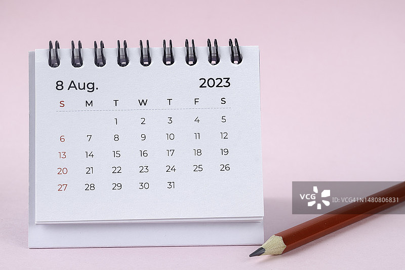 2023日历台:八月是组织者在白纸背景下用红铅笔做计划和截止日期的月份。图片素材