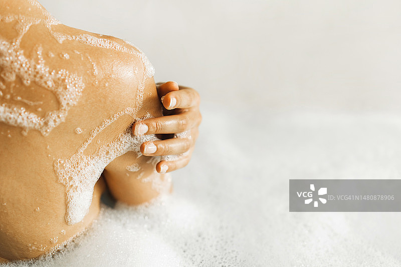 女性用手洗澡用的沐浴泡沫。图片素材