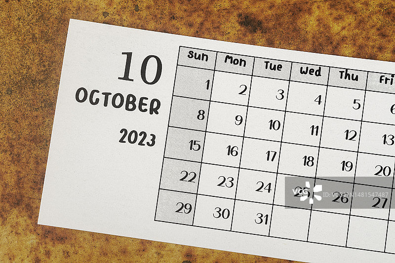 日历桌2023:10月是组织者用旧的垃圾纸背景来计划和截止日期的月份。图片素材