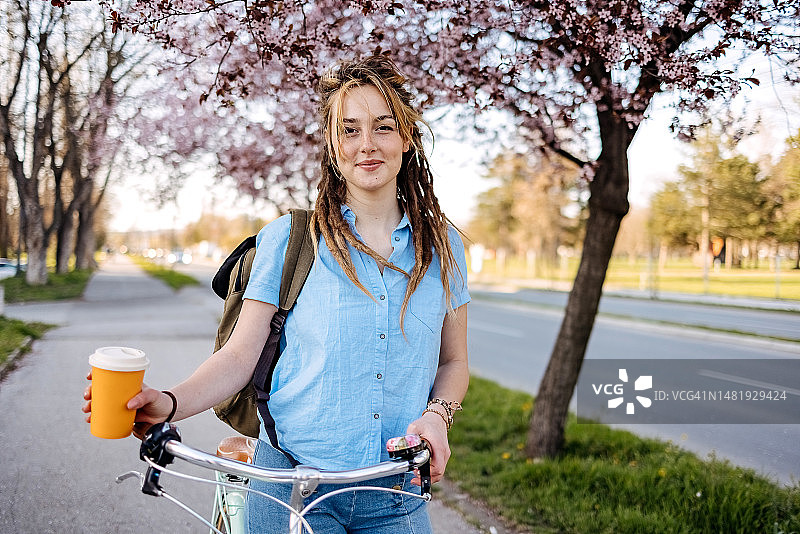 一个骑自行车的女人的画像图片素材