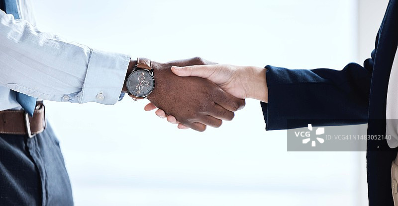 握手，b2b交易，在客户关系管理会议上签署商业协议表示感谢。领导，合同成功和办公室团队握手面试，入职和招聘祝贺图片素材