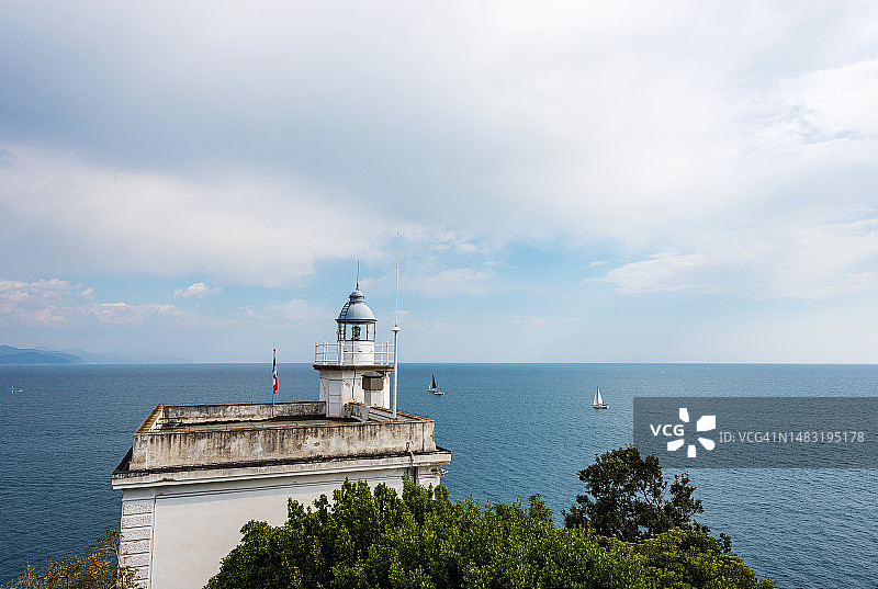海景和白色灯塔-意大利利古里亚热那亚港图片素材