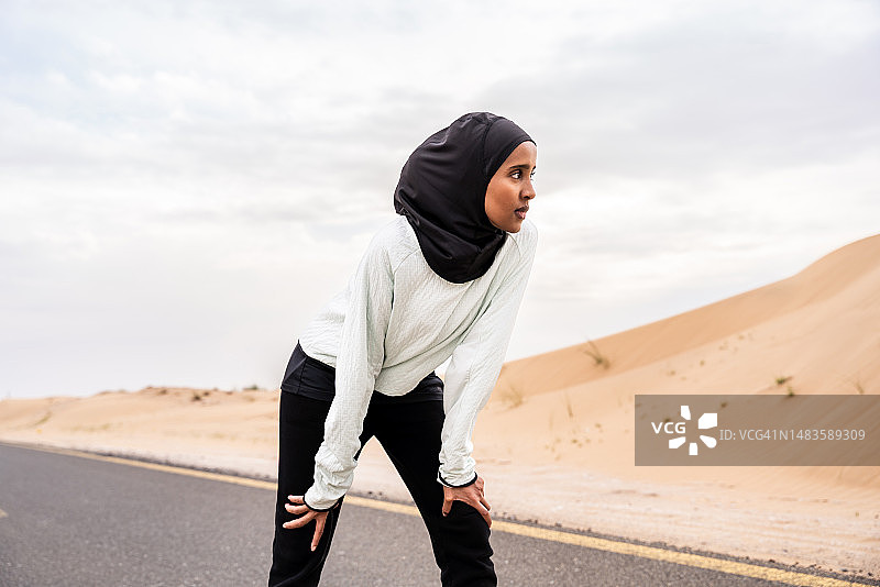美丽的阿拉伯运动妇女戴着头巾在户外训练，阿拉伯联合酋长国图片素材