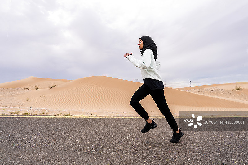 美丽的阿拉伯运动妇女戴着头巾在户外训练，阿拉伯联合酋长国图片素材