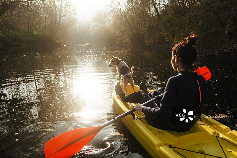 和我的狗在河上划皮艇图片素材