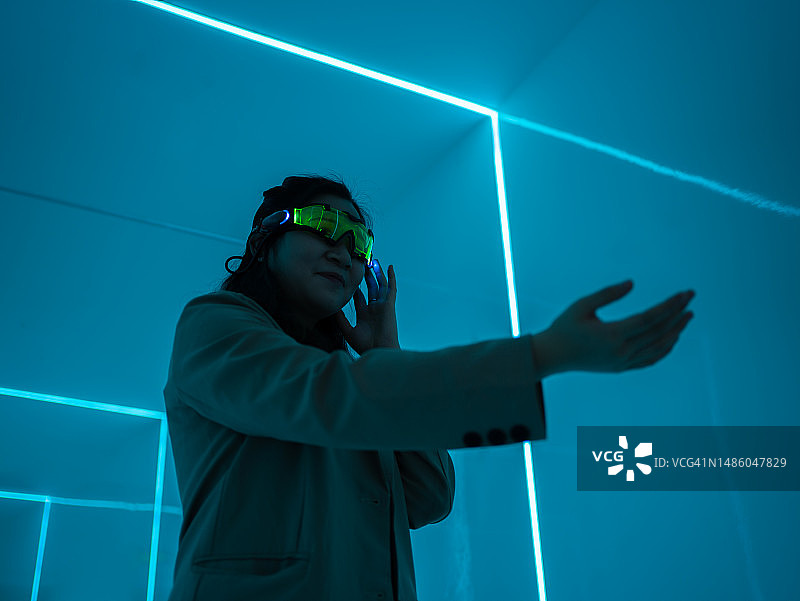 VR眼镜带你进入未来的世界图片素材