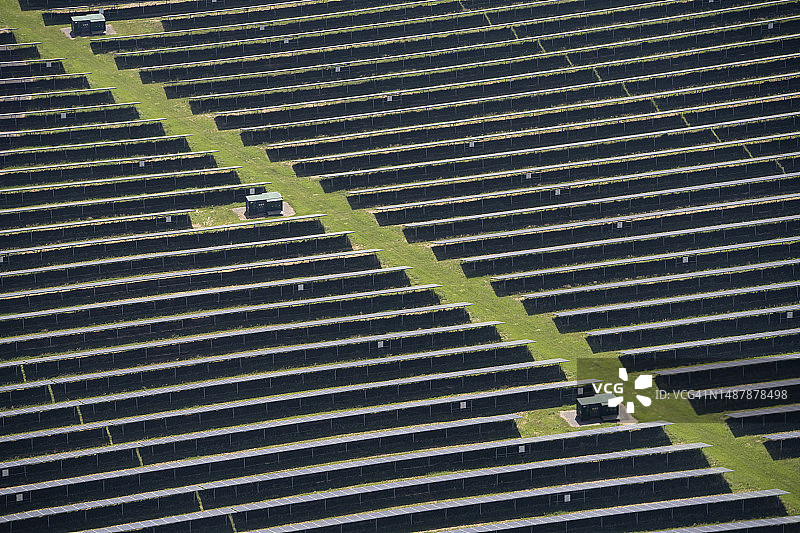 英国太阳能农场一排排太阳能电池板的鸟瞰图图片素材