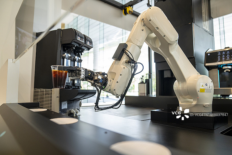 机器人手臂在咖啡店提供热咖啡图片素材