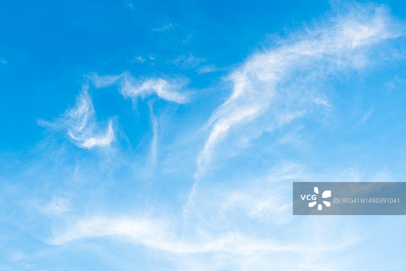 低角度的天空中的云，罗马尼亚图片素材