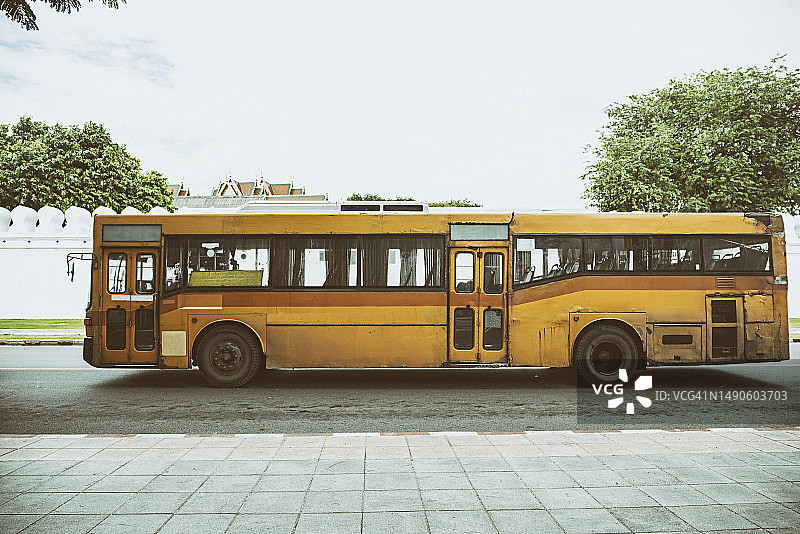 泰国，一辆传统黄色巴士的特写图片素材