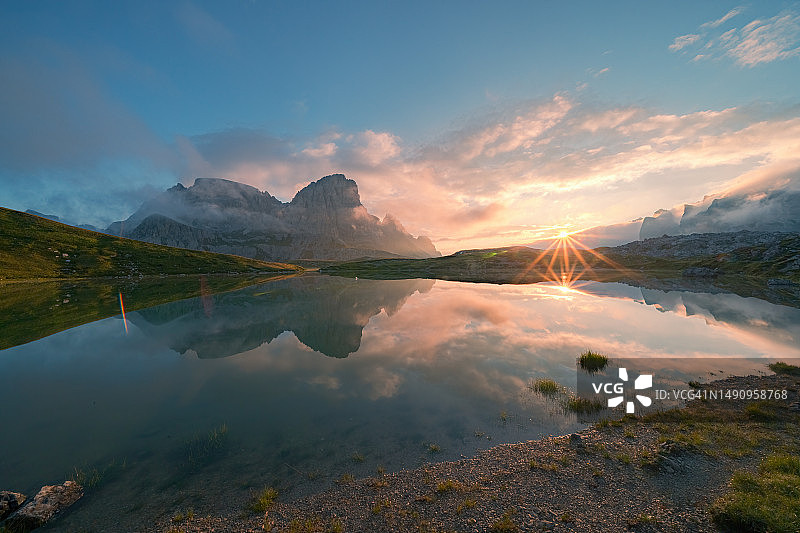神奇的日出在皮亚尼湖与山和云和天上的镜子，美丽的意大利白云岩图片素材