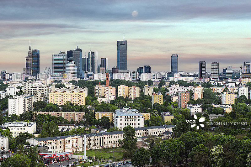 华沙日落时的鸟瞰图。图片素材